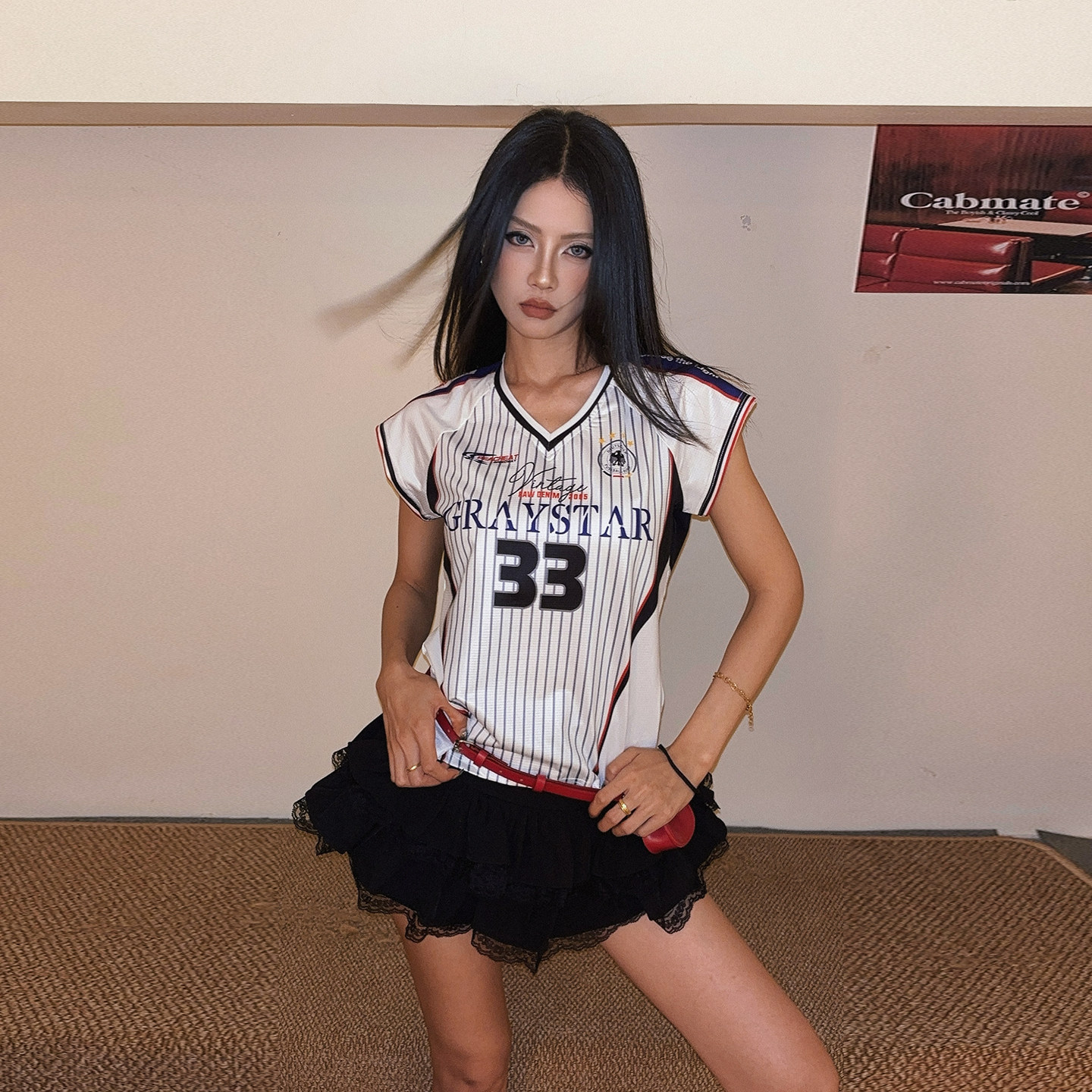 白色V领短袖修身球衣风T恤女图片