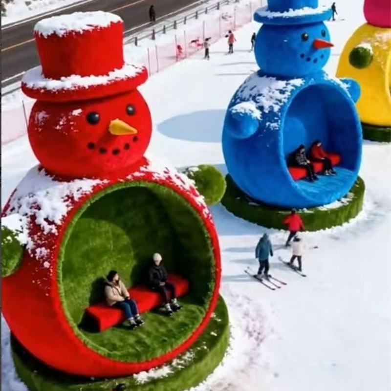 网红绿雕雪人仿真绿雕滑雪场景区摆件仿真绿雕雪人造型景观雕塑
