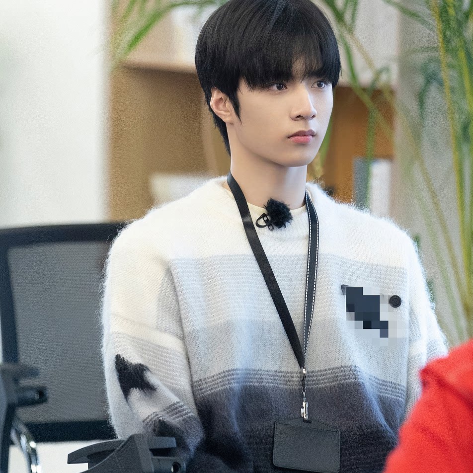 原版无限超越班刘耀文同款毛衣秋冬圆领条纹拼色针织上衣男衣服潮