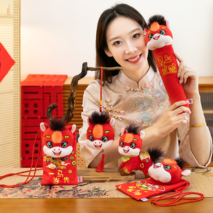 马年吉祥物玩偶一马当先经络敲背棒儿童新年装压岁钱红包生肖公仔
