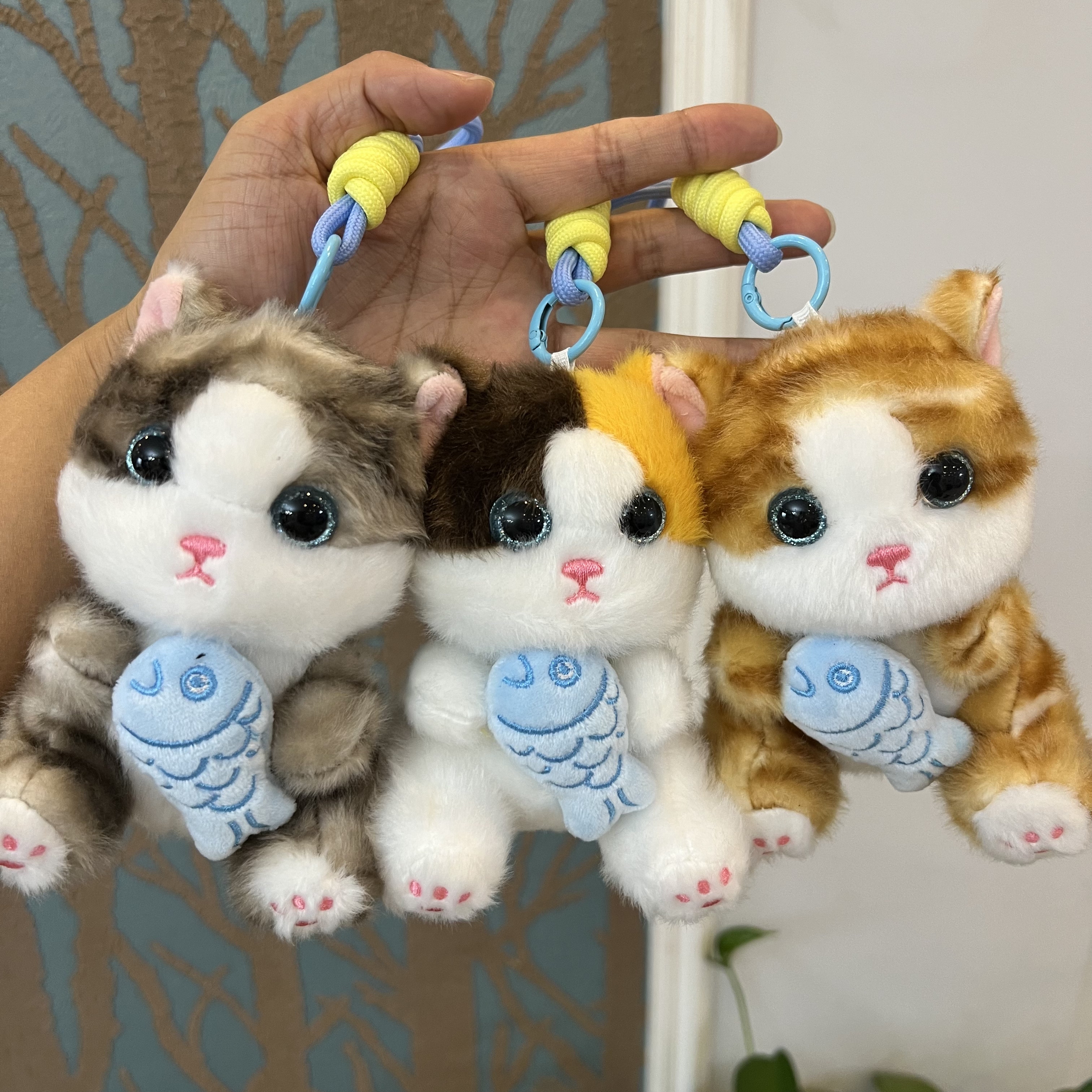 可爱呆萌抱鱼猫钥匙扣挂件毛绒玩具背包挂饰玩偶摸鱼猫男女生礼物图片