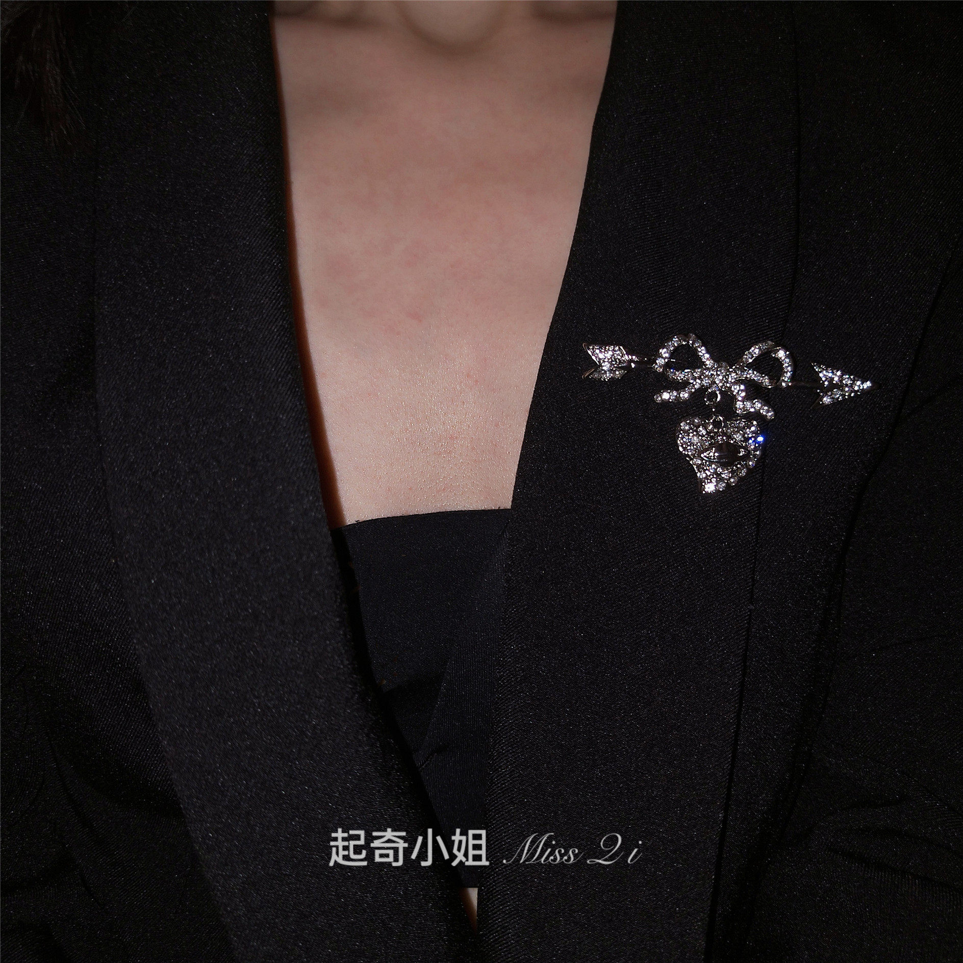 다이아몬드가 가득 하트를 관통하는 화살 한 개 은색 토성 브로치 펑크 드레스 수트 핀