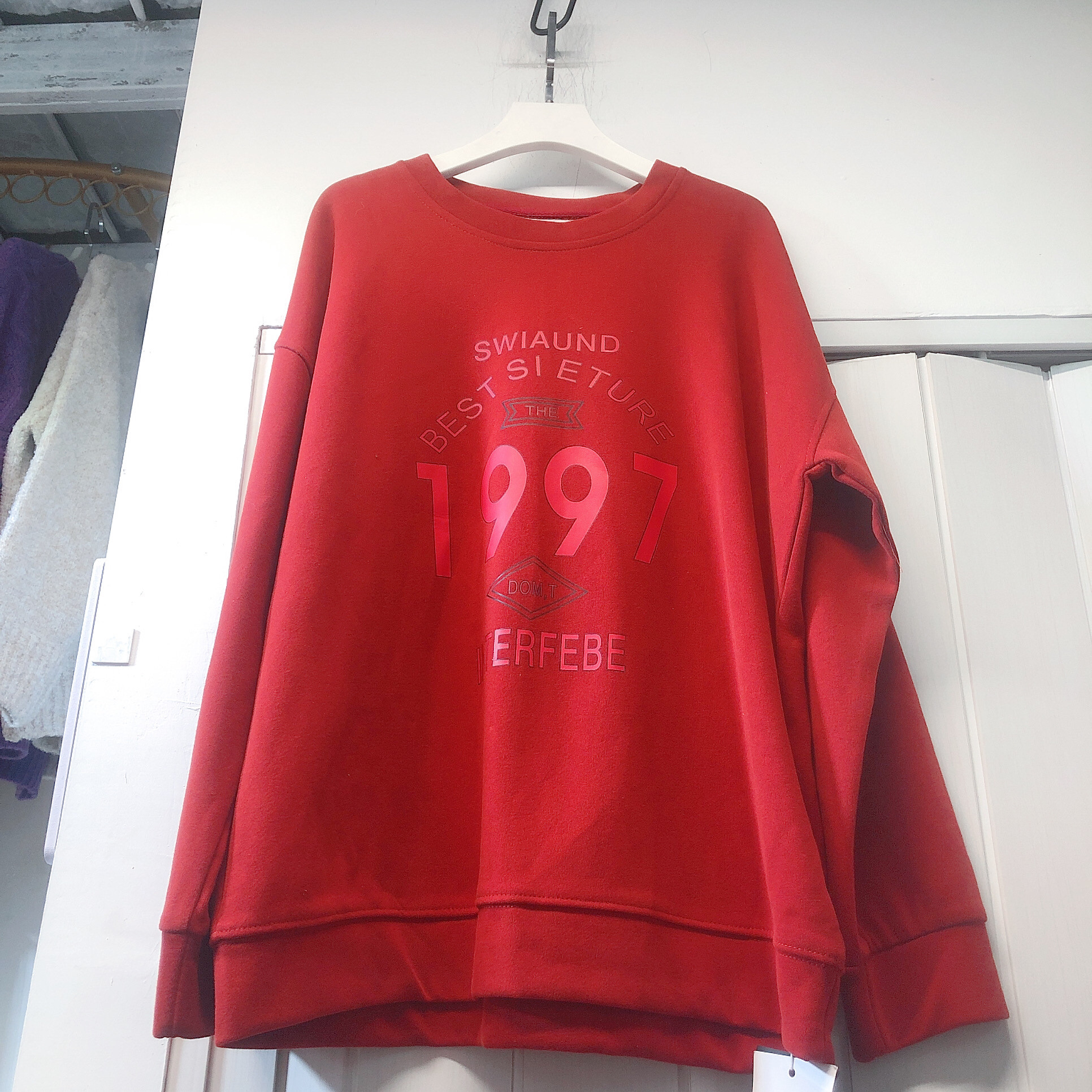 铁锈红字母印花休闲卫衣