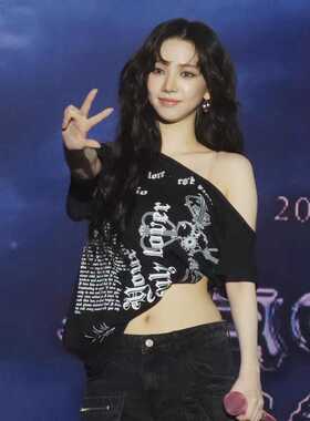 AESPA柳智敏同款ILLIO朋克街头风不对称露肩短袖T恤宽松辣妹上衣