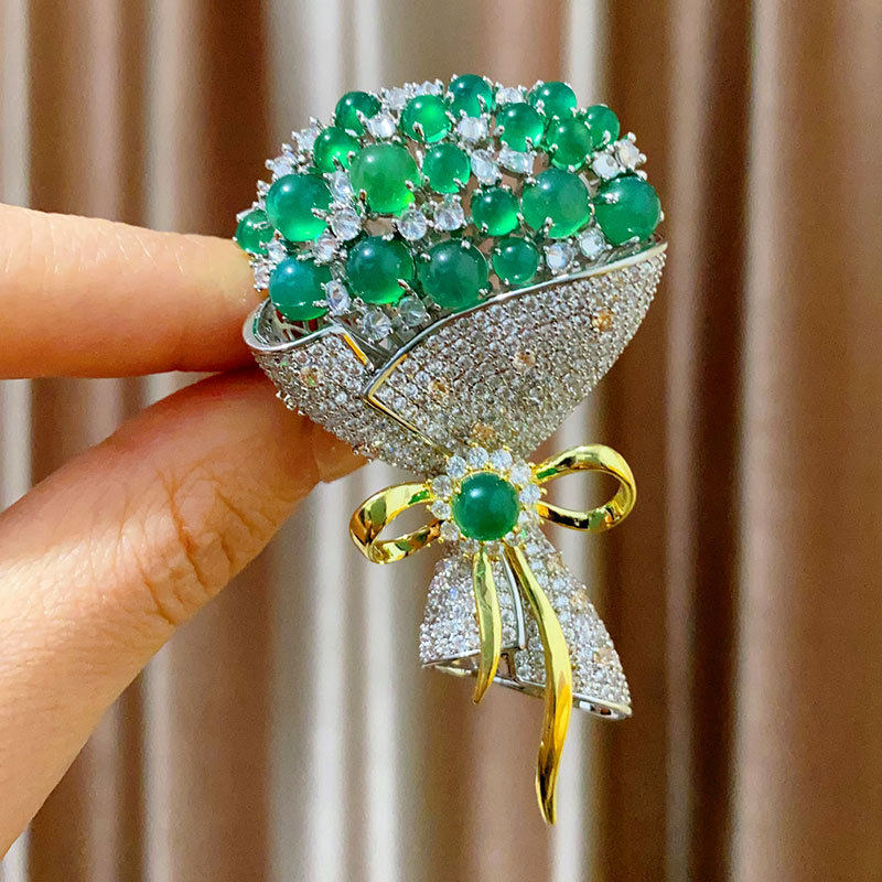 重工优雅喇叭花花朵胸针灵动立体轻盈微镶祖母绿满锆胸花轻奢别针