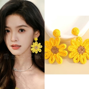 2025春夏新款黄色花朵草编夸张耳饰耳环耳坠耳夹海边度假风耳钉女