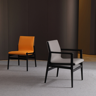 轻奢极简设计师餐椅家用高端实木舒适扶手靠背椅书椅酒店洽谈皮椅