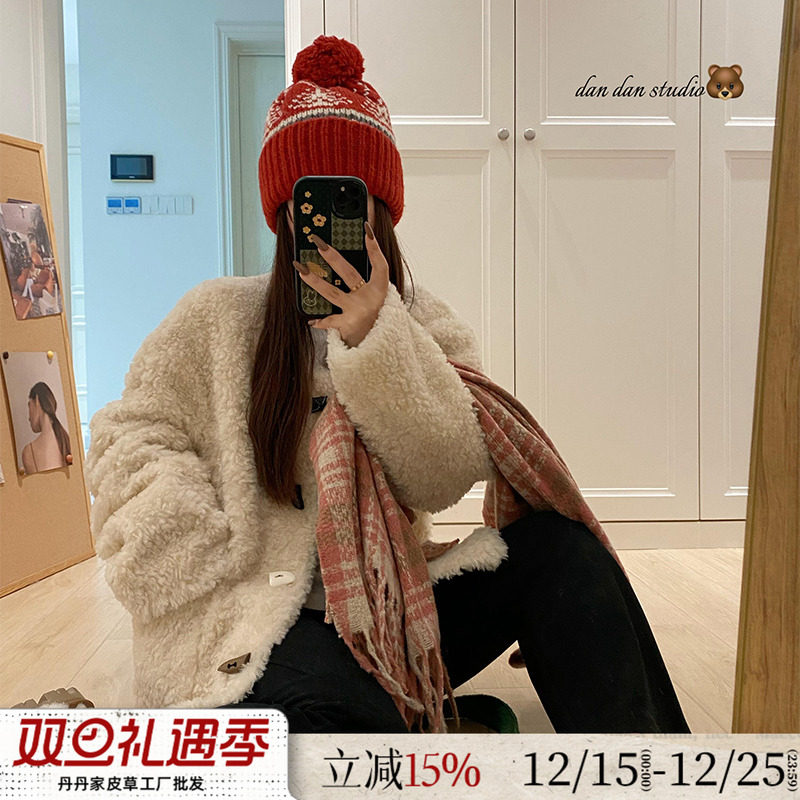 慵懒风牛角扣绵羊羔毛皮草女短款