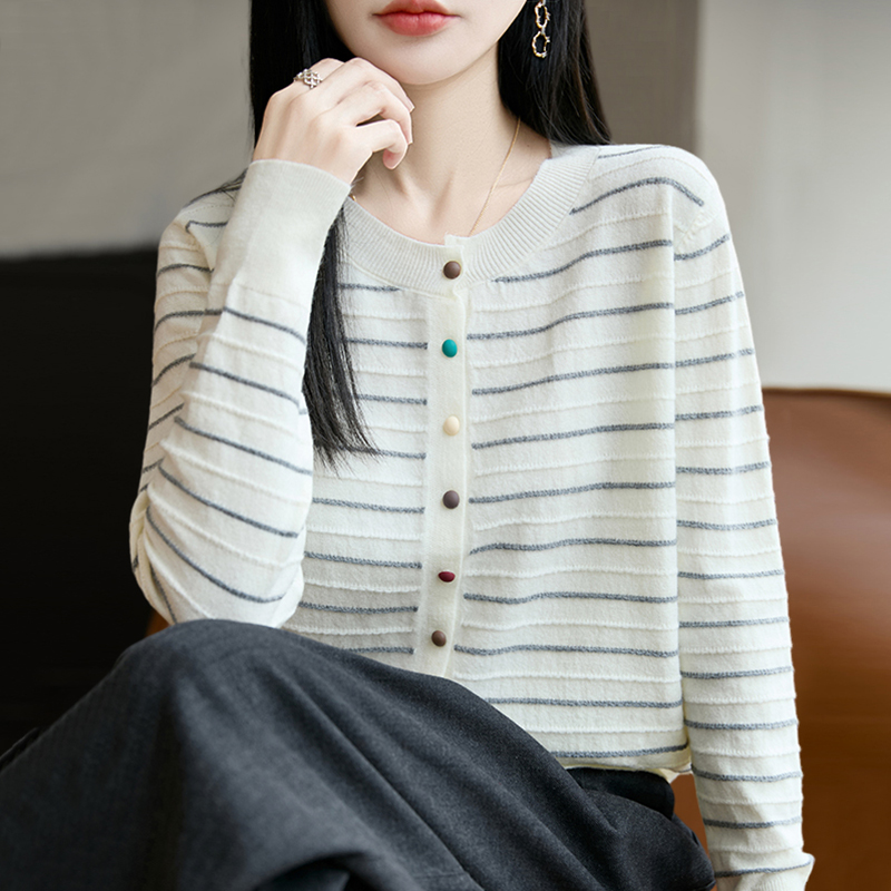 撤标撤柜(A)彩扣条纹针织开衫外套女春秋外搭洋气大码女装上衣