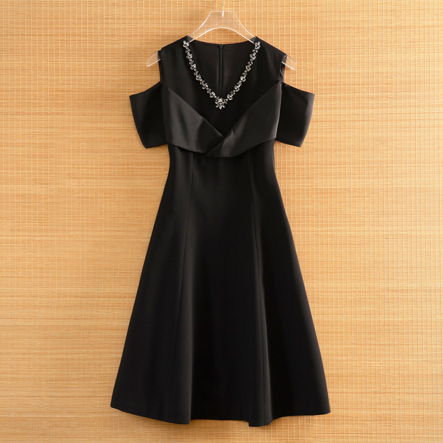 美伦2025露肩钉珠V领连衣裙女秋季晚宴收腰大摆中长气质名媛修身