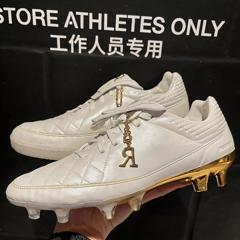 蓝月妖星：Tiempo FG/IC传奇R10小罗白金限量复刻长钉平底足球鞋