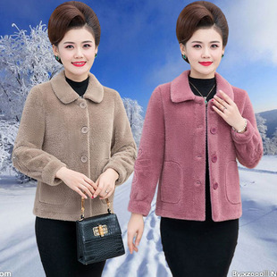 妈妈秋冬装貂绒短外套女小个子2023洋气中老年皮毛一体仿羊绒上衣