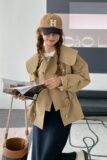 现货2025秋季卡其色短款风衣061902P135K188，女装风衣，2C032