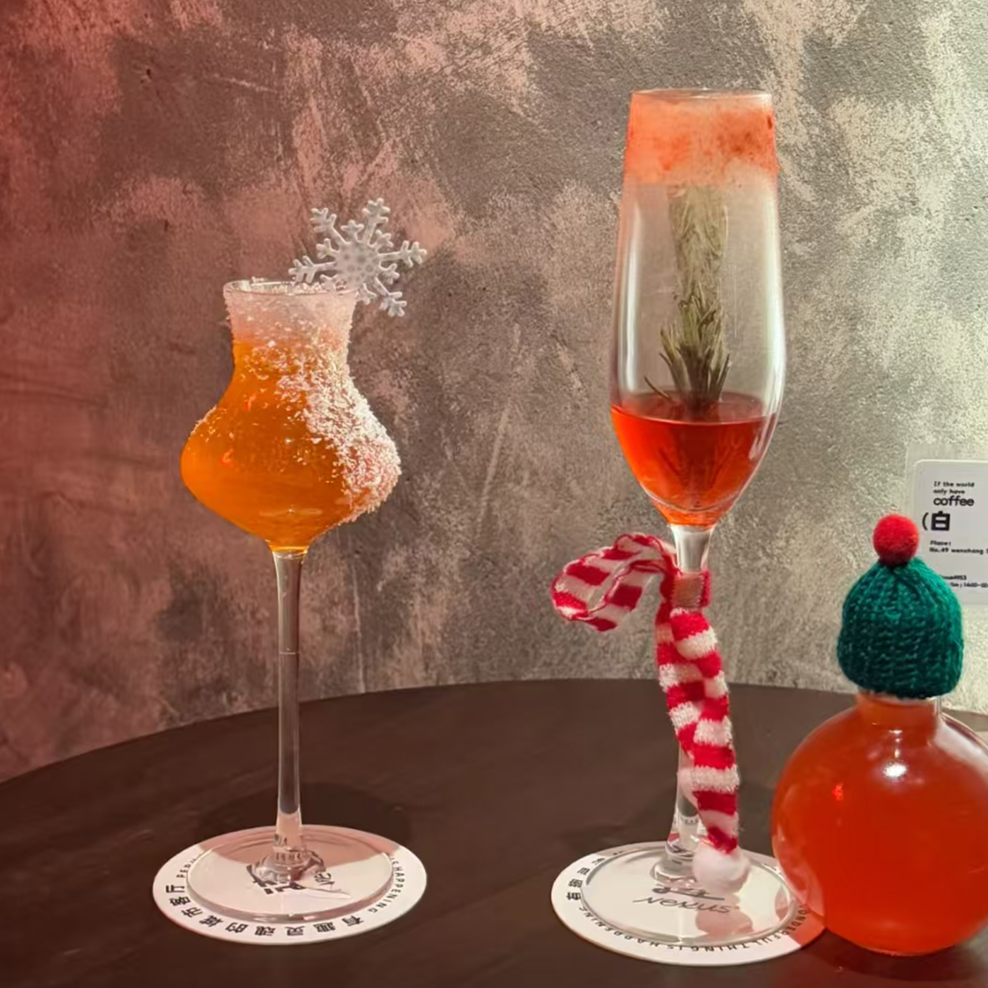 酒吧咖啡店铺氛围装饰鸡尾酒杯