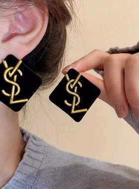 黑色丝绒小香耳钉复古设计感字母耳环韩国气质高级个性网红耳饰女