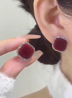 925银针秋冬酒红色植绒方形镶钻耳钉轻奢高级感耳环气质新年耳饰