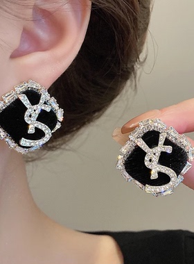 小香风黑色字母耳钉新款2024爆款高级感秋冬耳环轻奢小众气质耳饰