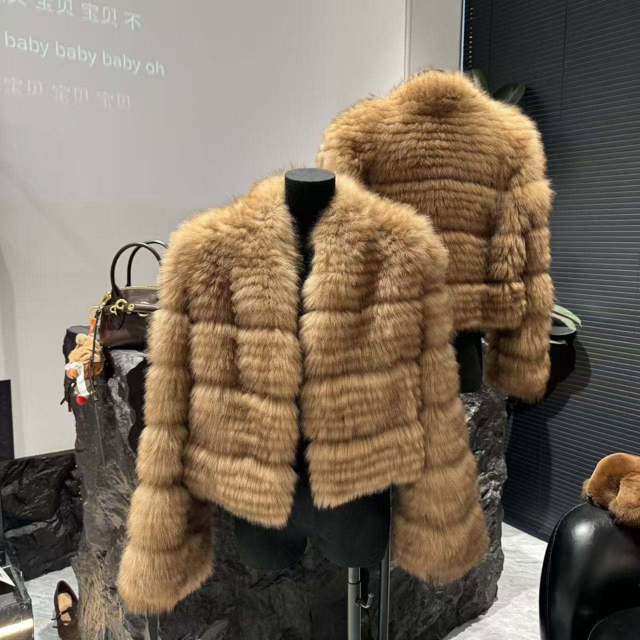 爆款银蓝狐狸毛环保皮草外套女短款横条工艺高级感洋气毛毛大衣,女装/女士精品,皮草,淘宝优惠券,粉丝福利购,淘宝优惠卷