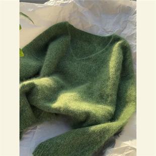 今年流行漂亮复古慵懒风上衣高级感超好看绿色V领针织衫 毛衣女秋