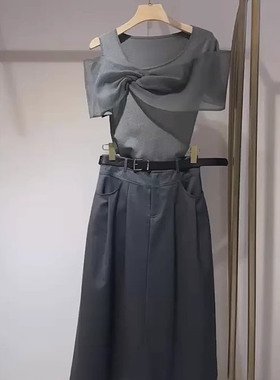 小众不撞款套装高级感穿搭显瘦灰色露肩蝴蝶结上衣女半身裙两件套