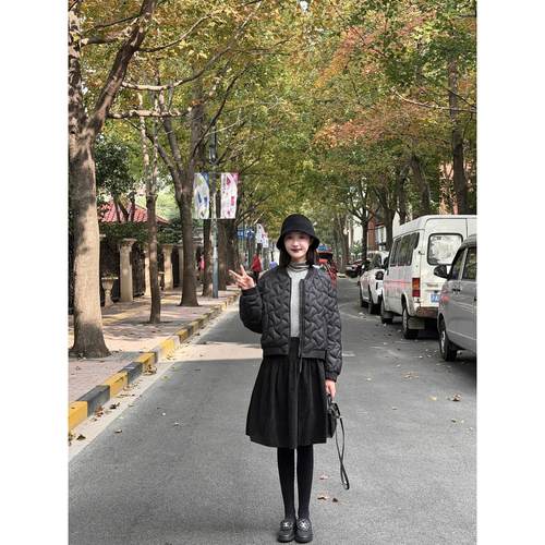 黑色轻薄羽绒棉服+黑色灯芯绒半身裙通勤微胖显瘦遮胯裙子两件套