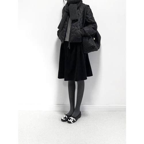 黑色轻薄羽绒棉服+黑色灯芯绒半身裙通勤微胖显瘦遮胯裙子两件套