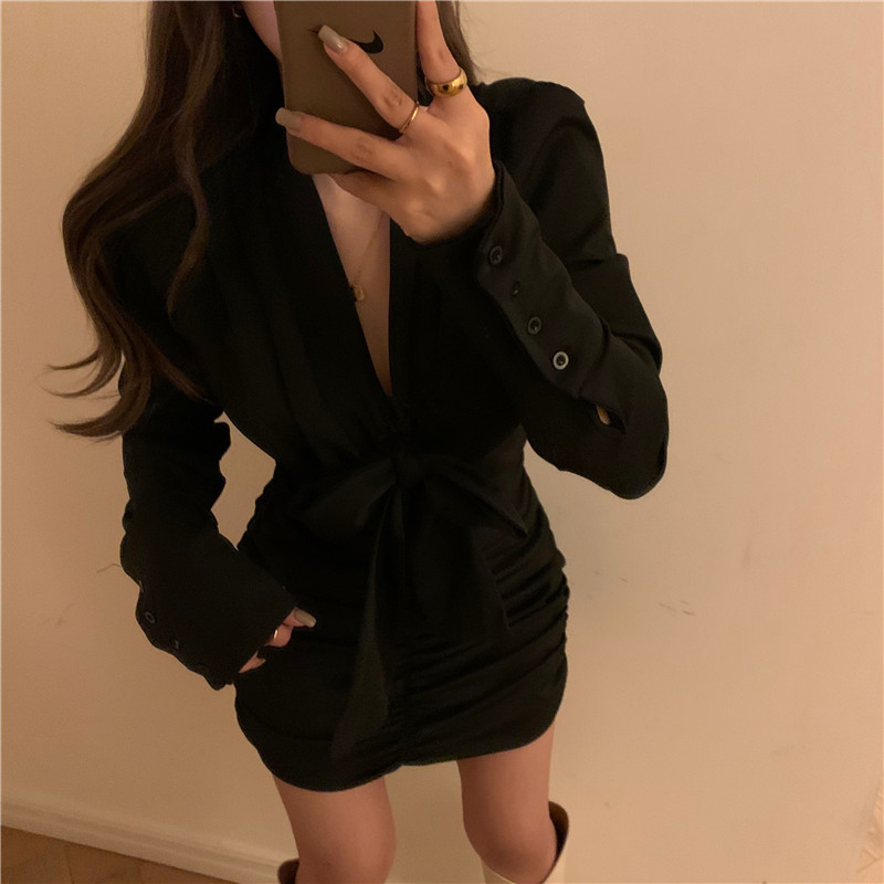 Real price 2021 spring French retro light mature V-neck pleated Ribbon Dress long sleeve pleated buttock skirt