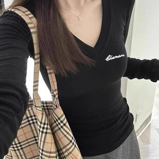 辣妹正肩修身长袖t恤上衣潮秋季超火黑色小印花V领内搭打底衫女款