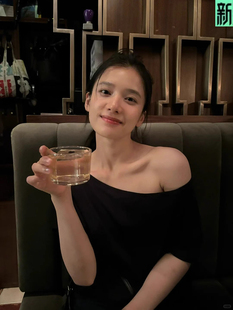 张婧仪同款黑色短袖t恤女款夏季设计感小众一字斜肩露肩辣妹上衣