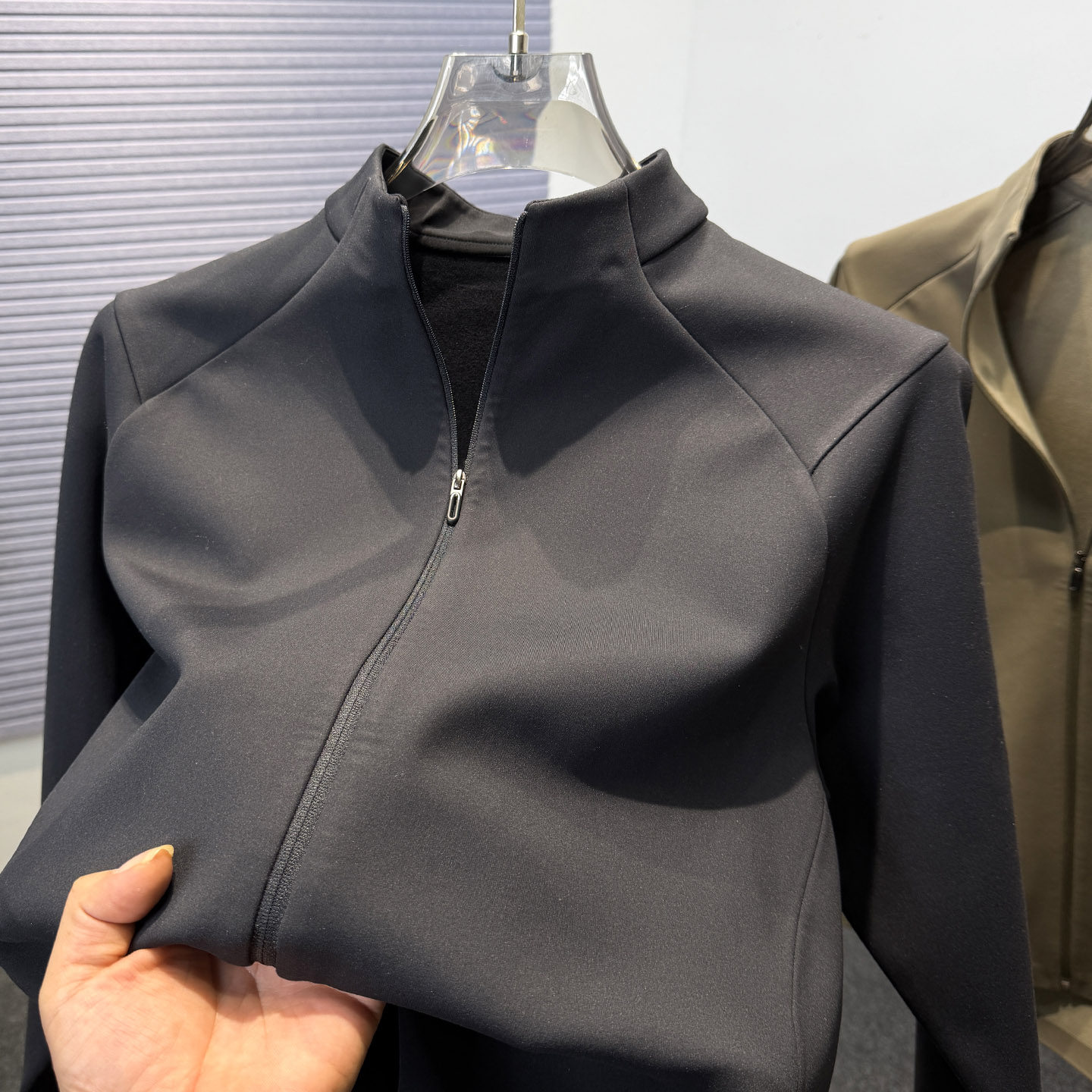 软壳轻量内里薄绒运动立领夹克男