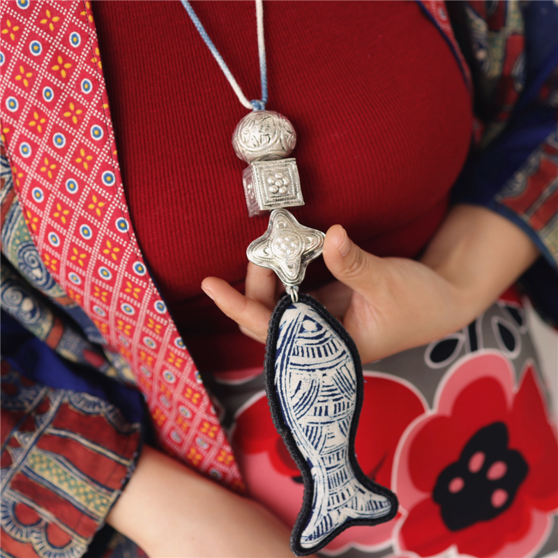 蓝染铜镀银女手缝小鱼吊坠民族风