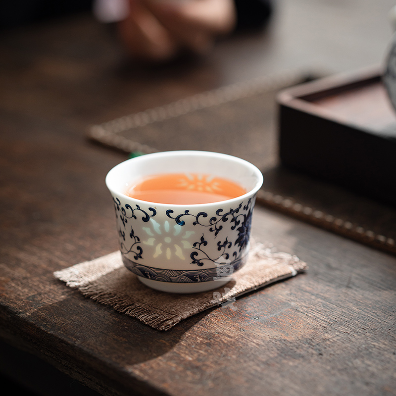 鱼戏青花玲珑陶瓷茶杯中式缠枝莲家用主人杯品茗杯喝茶个人杯茶盏