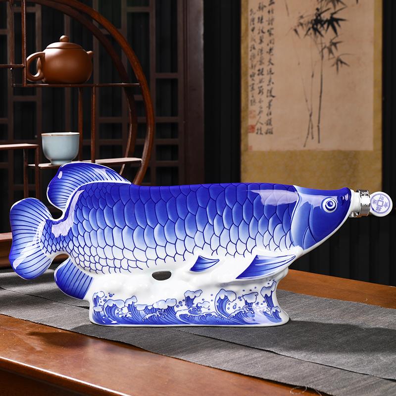 景德镇陶瓷酒瓶青花釉中彩金龙鱼