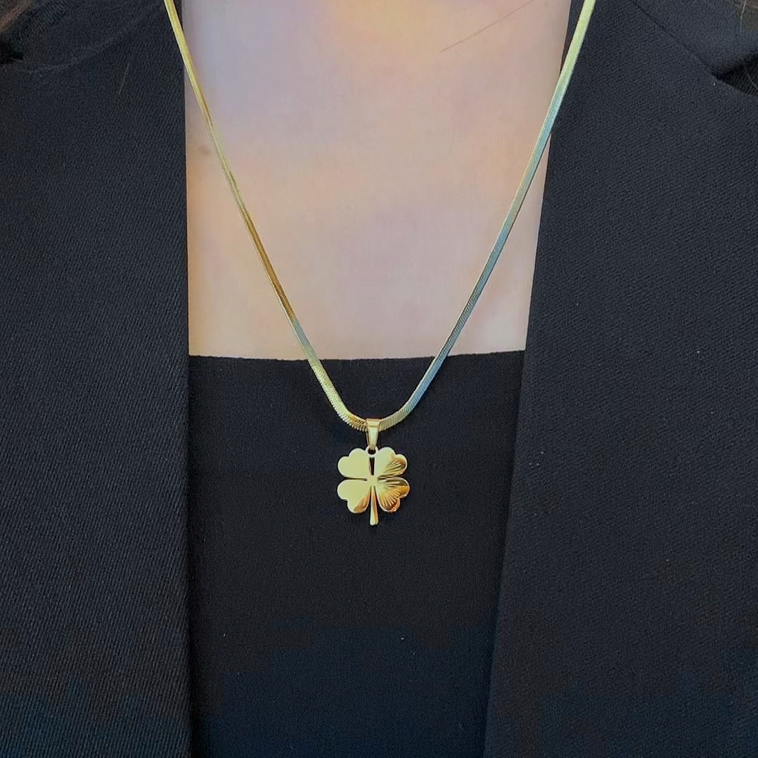 钛钢简约百搭四叶花项链女毛衣链流苏吊坠时尚刀片链幸运草锁骨链