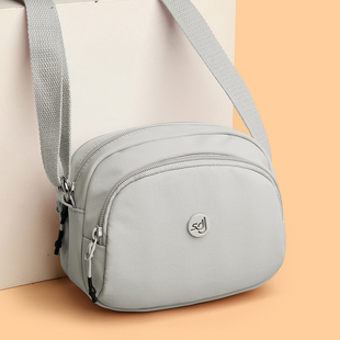 多隔层轻便百搭女包单肩斜挎包多层中老年妈妈外出休闲旅游手机包