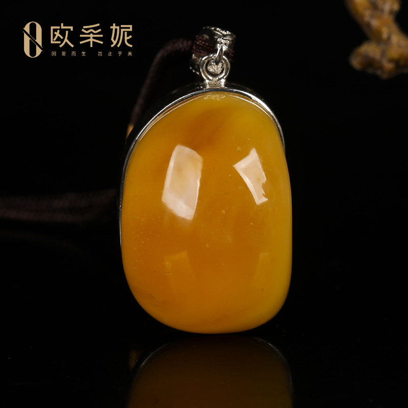 天然鸡油黄蜜蜡琥珀银镶吊坠