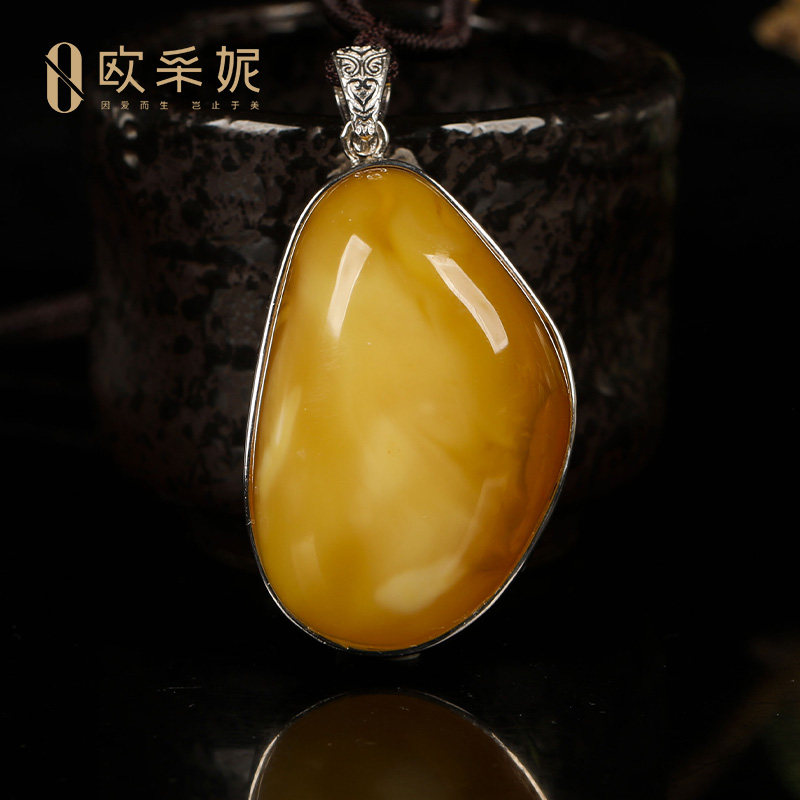 欧采妮蜜蜡吊坠天然琥珀原石带皮色鸡油黄随型银镶毛衣挂坠孤品