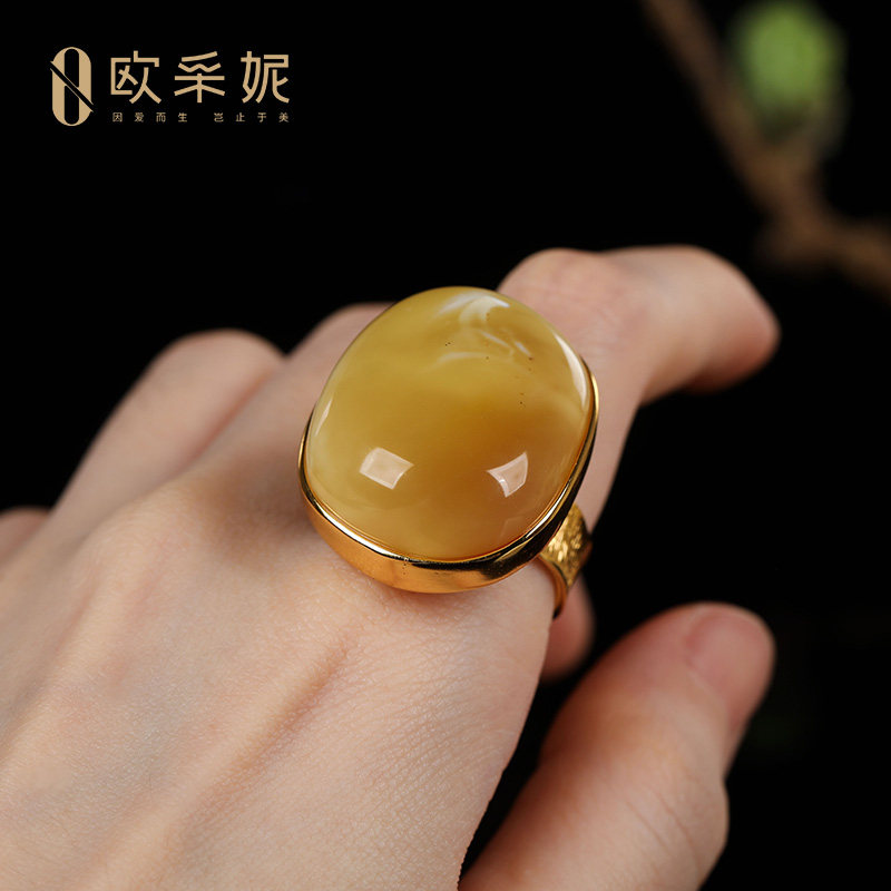 欧采妮S925银镶白花蜜蜡戒指