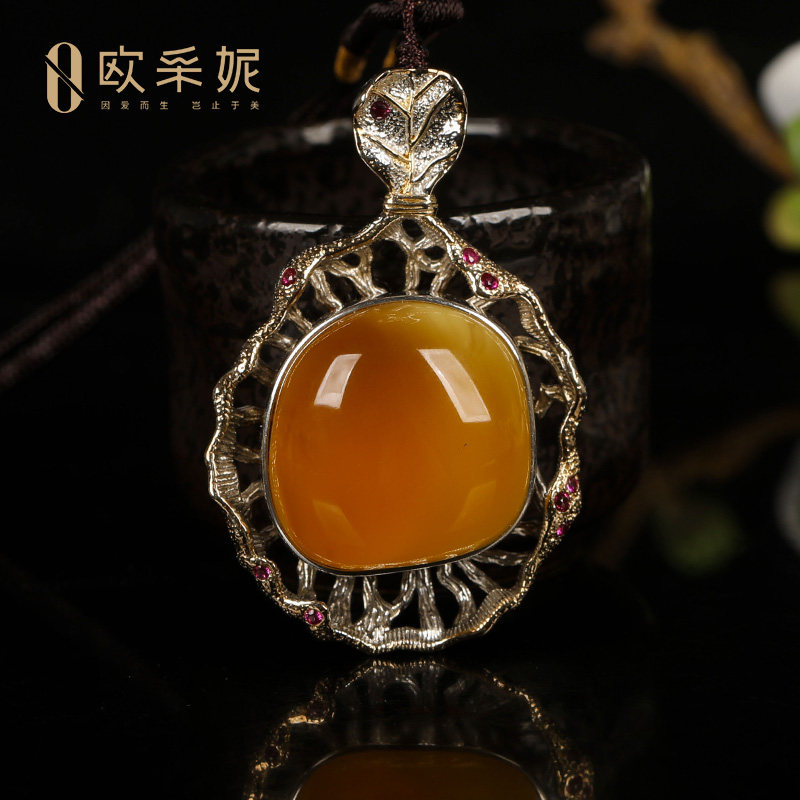 欧采妮天然原石鸡油红蜜蜡吊坠