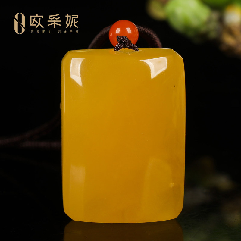 欧采妮原石鸡油黄蜜蜡无事牌吊坠