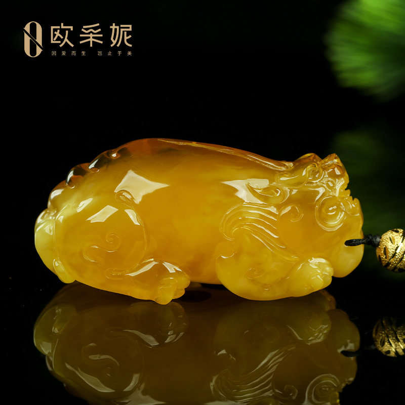 蜜蜡吊坠【珍藏孤品貔貅】天然琥珀雕刻满蜜鸡油黄蜜蜡挂坠俄料