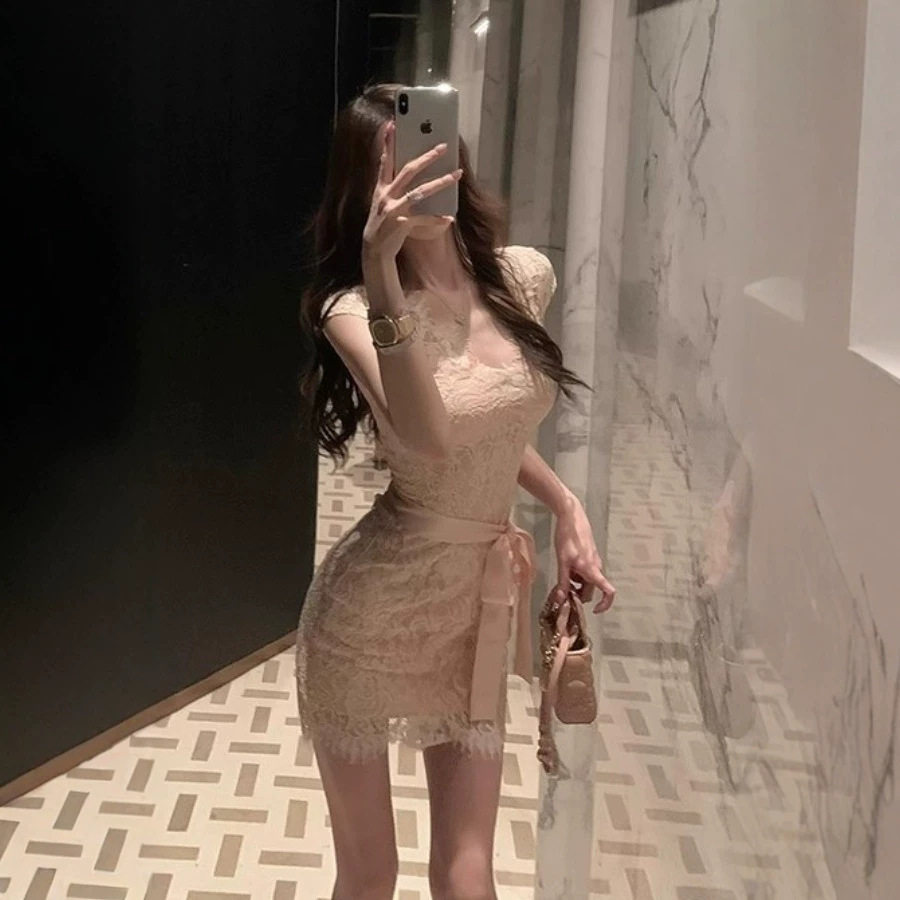 法式蕾丝领连衣裙女夏季修身显瘦设计感纯欲辣妹风短袖包臀短裙