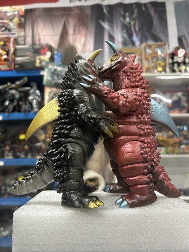 日版正版，怪兽乡sofubi，雷欧奥特曼双胞胎怪兽，红黑基拉斯硬胶