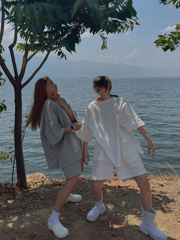 여성을위한 소금 스포츠 반바지 정장 여름 INS 새로운 홍콩 스타일 느슨한 와플 반팔 티셔츠 학생 투피스 세트