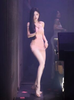 狐小妮同款豆沙粉包臀吊带连衣短