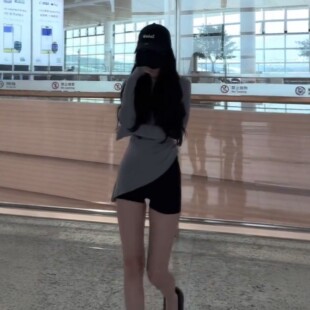 炫迈妹子同款辣妹风不规则正肩长袖灰色T恤女夏季黑色短裤两件套