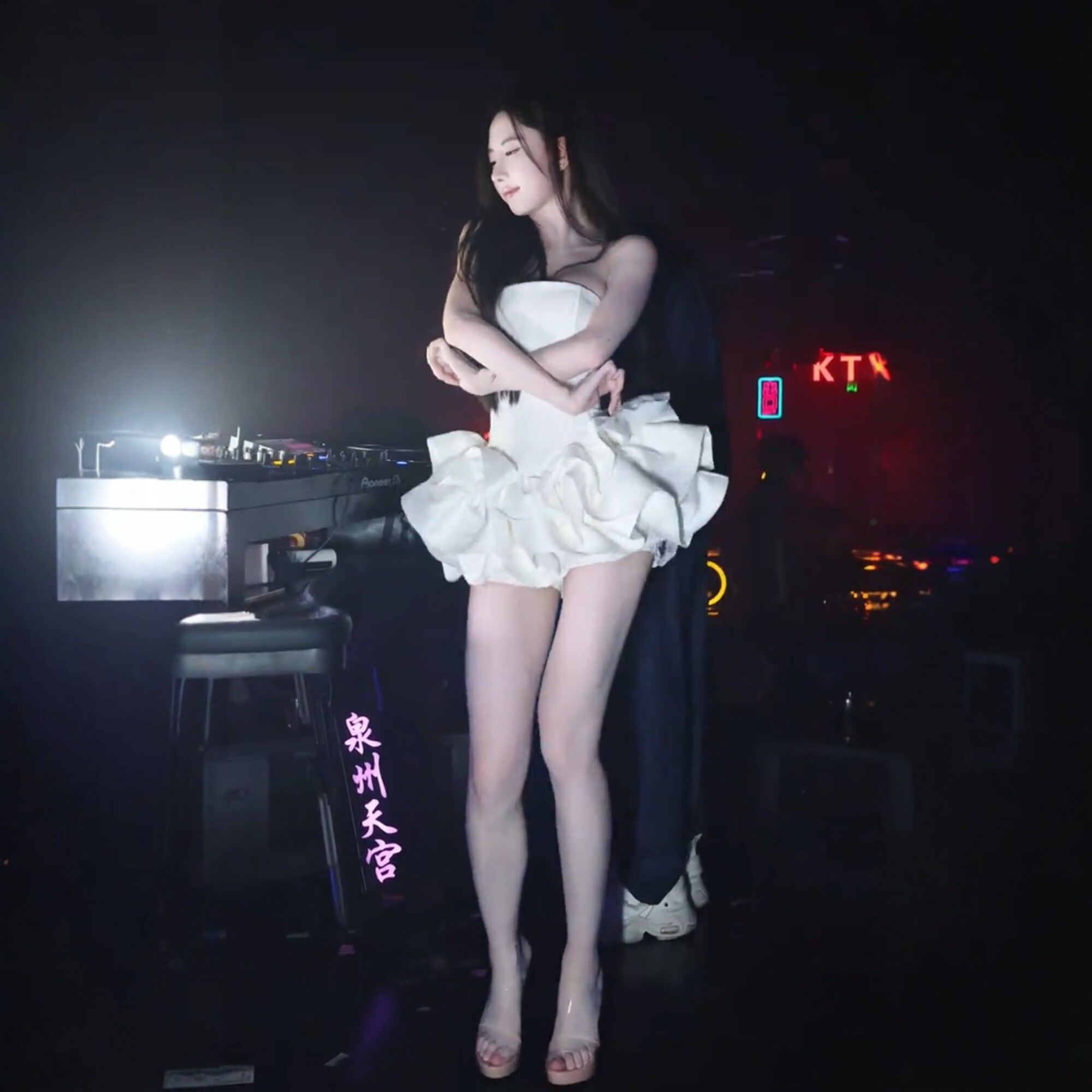 狐小妮同款抹胸花朵收腰蓬蓬裙