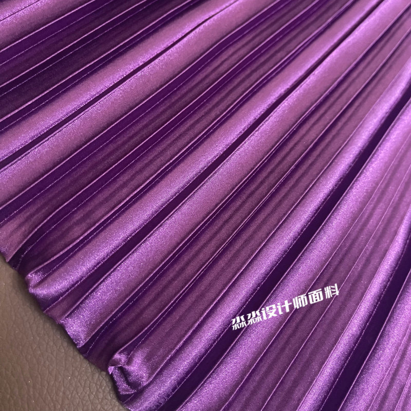 深紫色袋子DIY亮面压皱百褶布料 汉服服装风琴褶皱背景设计师面料