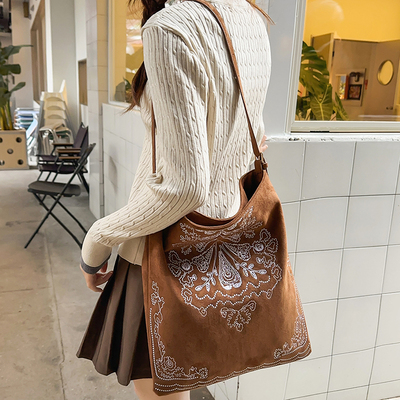 秋冬刺绣复古民族风单肩斜挎包