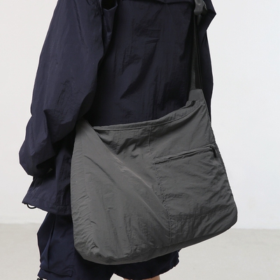 大容量慵懒风通勤简约尼龙布包